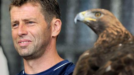 Kein gutes Omen. Michael Skibbe, hier mit Attila, dem lebenden Maskottchen der Frankfurter Eintracht.