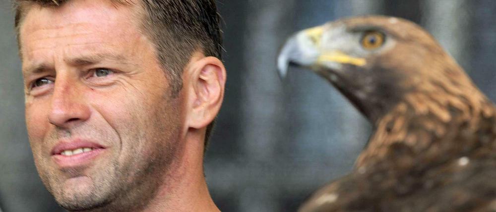 Kein gutes Omen. Michael Skibbe, hier mit Attila, dem lebenden Maskottchen der Frankfurter Eintracht.