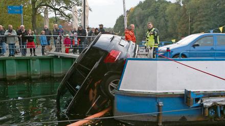 Kopf voran ins Caputher Gemünde. Viele Schaulustige staunten am Freitagmittag über den Mercedes im Wasser.