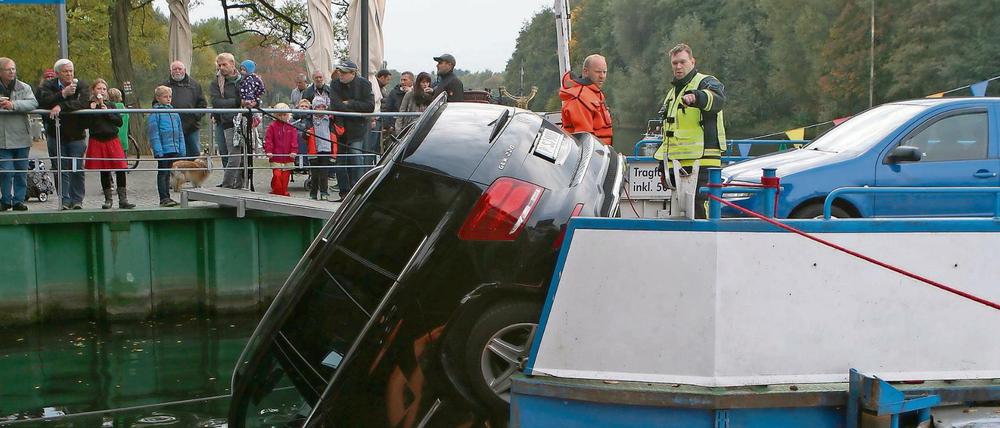 Kopf voran ins Caputher Gemünde. Viele Schaulustige staunten am Freitagmittag über den Mercedes im Wasser.