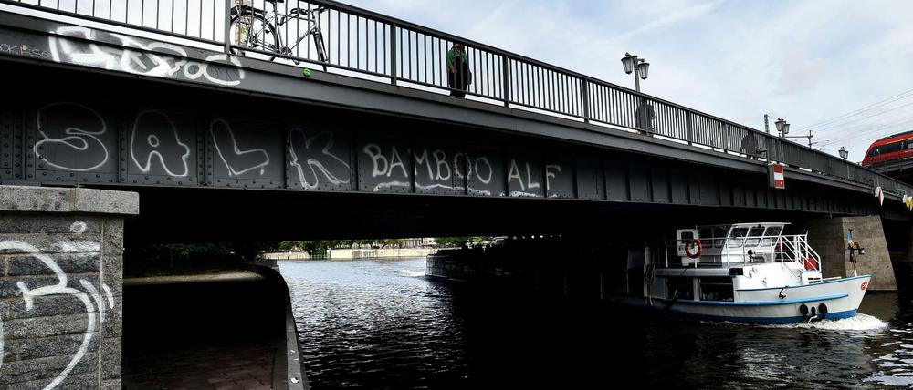 Die Jannowitzbrücke zwischen Berlin Mitte und Friedrichshain. 