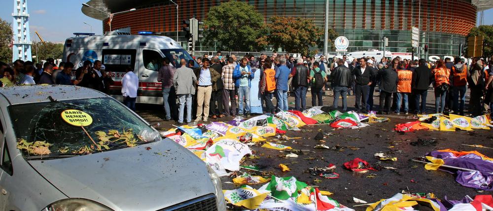 Bei einem mutmaßlichen Bombenanschlag auf eine Friedensdemonstration in Ankara sind viele Menschen getötet worden.