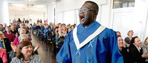 Bei der Spendenübergabe nach der Weihnachtsaktion 2014 im Verlagshaus des Tagesspiegels trat der Revival Gospel Choir unter der Leitung von Reverent Kingsley Arthur auf.