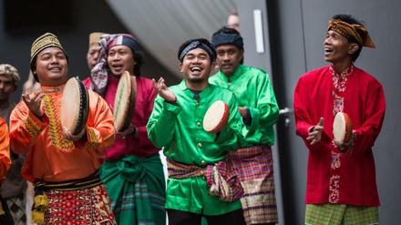 Hauptsache bunt. Auf der Frankfurter Buchmesse präsentierte sich Indonesien am Dienstag auch folkloristisch. Die Gegenwartsliteratur des Landes ist hochpolitisch.