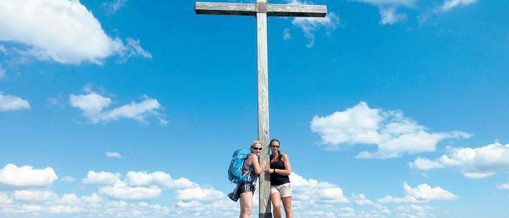 Geschafft! Als Krönung der Tour gilt das Erreichen des Gipfelkreuzes auf dem Großen Arber, immerhin 1456 Meter hoch. 