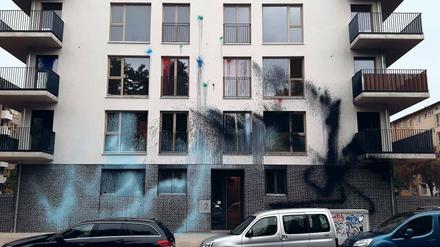 Farbattacke. Das Haus in der Johanniterstraße in Kreuzberg wurde großflächig besprüht. 