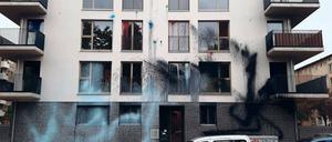 Farbattacke. Das Haus in der Johanniterstraße in Kreuzberg wurde großflächig besprüht.