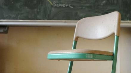 Leerer Stuhl im Klassenzimmer. Ein Fünftel der Berliner Schüler aus den Klassen 7 bis 10 macht mindestens einmal im Jahr blau.