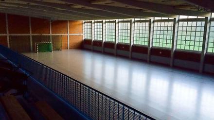 Onkel-Tom-Sporthalle in der gleichnamigen Straße in Berlin-Zehlendorf. Normalerweise spielen im Winter hier die Fußballmannschaften von Hertha 03, jetzt sind 200 Betten in der Halle aufgebaut worden, dicht an dicht, nur der Betreiber ließ sich am ersten Tag nicht blicken.