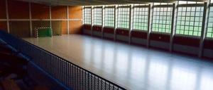 Onkel-Tom-Sporthalle in der gleichnamigen Straße in Berlin-Zehlendorf. Normalerweise spielen im Winter hier die Fußballmannschaften von Hertha 03, jetzt sind 200 Betten in der Halle aufgebaut worden, dicht an dicht, nur der Betreiber ließ sich am ersten Tag nicht blicken.