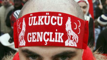 Anhänger der rechtsextremen, türkischen Graue Wölfe auf einer früheren Demo in Frankfurt (Main).