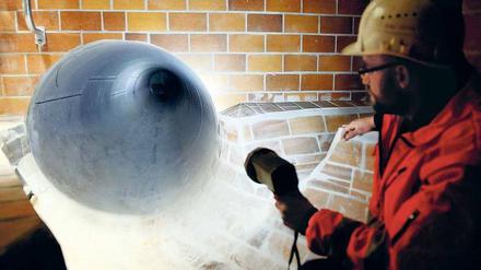Kanäle wie dieser leiten das Abwasser zu Pumpwerken und weiter ins Klärwerk. Damit der Dreck bei Regen nicht in die Spree fließt, wird er mit Wehren und Drosseln zurückgehalten. 