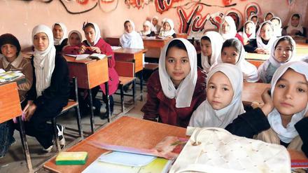 Gute und schlechte Nachrichten. Dank Entwicklungshilfe können immer mehr afghanische Kinder zur Schule gehen. Doch nur wenige finden danach Arbeit. 