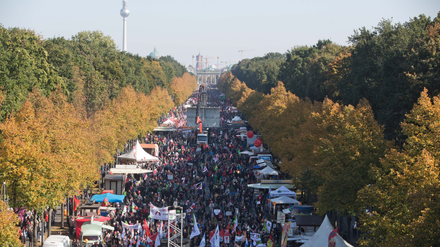 Großer Andrang bei der der Anti-TTIP-Demo: Die Veranstalter sprechen von 250.000 Teilnehmern. 