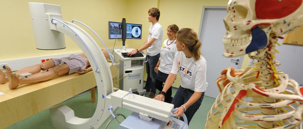 Röntgengerät kosten mehrere Tausend Euro. Neugeräte setzten nur noch auf digitalisierte Bilder. Dennoch gibt es viele, die analog belichten.