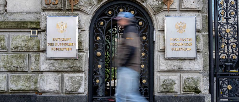 Ein Passant geht an einem Eingangstor der russischen Botschaft in Berlin vorbei. 