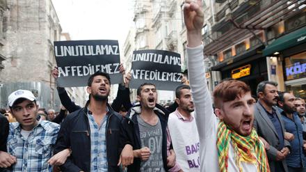 Wie hier in Istanbul machten Tausende nach den Anschlägen von Istanbul ihrem Zorn über die Staatsspitze um Präsident Erdogan Luft.