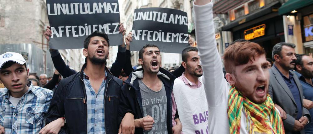 Wie hier in Istanbul machten Tausende nach den Anschlägen von Istanbul ihrem Zorn über die Staatsspitze um Präsident Erdogan Luft.
