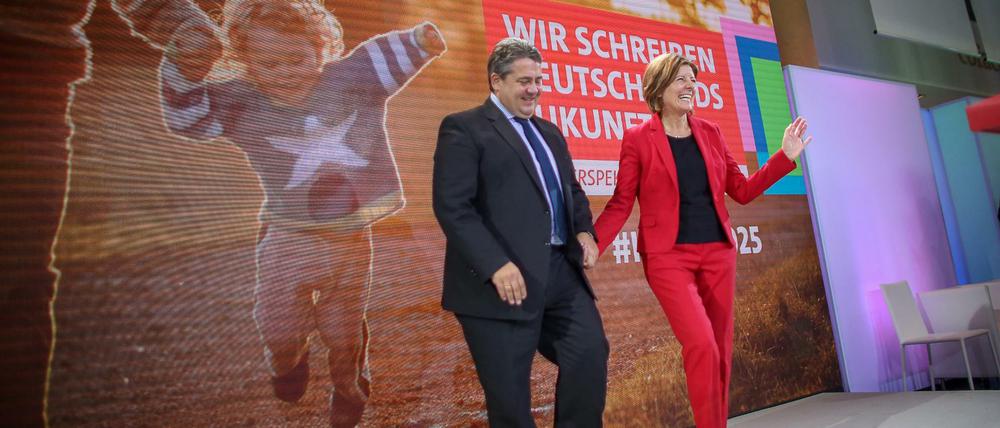SPD-Parteichef Sigmar Gabriel und die rheinland-pfälzische Ministerpräsidentin Malu Dreyer auf dem Perspektivenkongress der SPD in Mainz. In Rheinland-Pfalz steht im März die nächste, für die SPD wichtige Landtagswahl an.