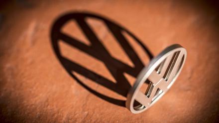 Nach dem Abgas-Skandal bei VW, fallen die Aktienkurse vieler Autokonzerne.