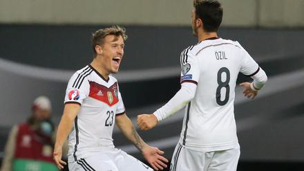 Geht doch. Max Kruse (links) feiert sein Tor mit Vorbereiter Mesut Özil.