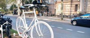 Eine halbe Stunde lang stand am Montag ein „Geisterfahrrad“ auf dem Mittelstreifen der Turmstraße vor dem Amtsgericht Tiergarten.