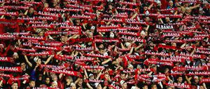 Grund zum Feiern: die Fußball-Fans aus Albanien.