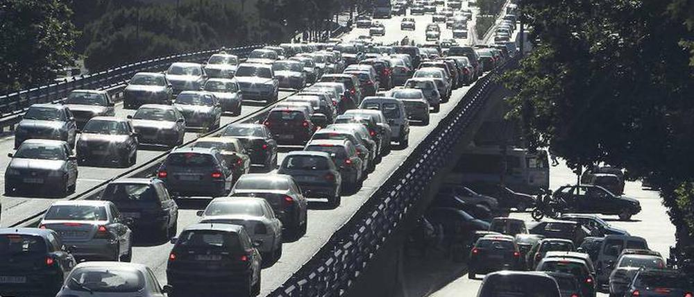 Madrid im Berufsverkehr. Die europäischen Großstädte wie die Megastädte in Entwicklungsländern leiden allesamt an zu vielen Autos, Staus und extrem schlechter Luft. 