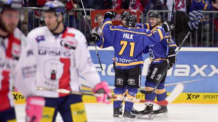 Kölner Jubel. Die Eisbären kassierten bei den Haien sechs Tore.