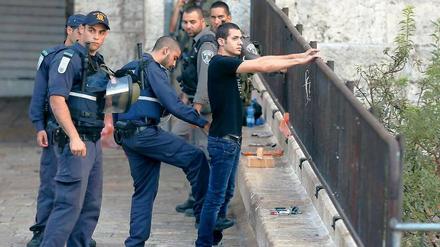 Kontrollversuch: Israels Sicherheitskräfte riegeln die Zufahrten nach Ost-Jerusalem ab. Die Palästinenserführung hält das für eine „Kollektivstrafe“.