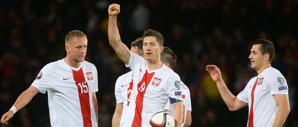 Polens Robert Lewandowski (Mitte) traf zum 2:1 gegen Irland.