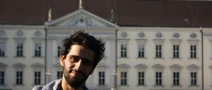 Willkommen in Berlin. Ahmad Al-Dali vor dem Schloss Bellevue.