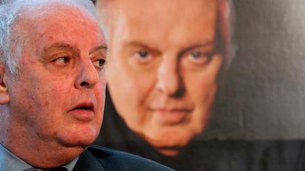 Der Generalmusikdirektor der Deutschen Oper Berlin, Daniel Barenboim kritisiert Klaus Wowereit.