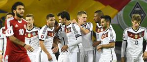 Die deutschen Spieler feiern das befreiende Tor von Max Kruse (verdeckt) zum 2:1 gegen Georgien.