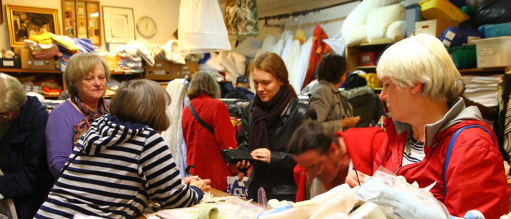 Jede Menge Schnäppchen. Hier in der Abteilung für Wäsche, Kissen und Stoffe.