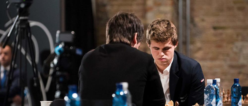 Schachweltmeister Magnus Carlsen (rechts).