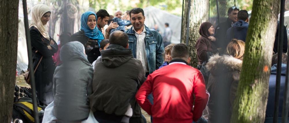 Flüchtlinge warten am auf dem Hof der Außenstelle des Landesamtes für Gesundheit und Soziales (Lageso) auf ihre Registrierung.