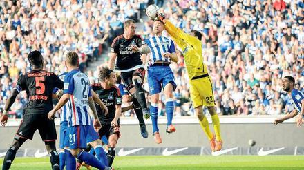 Vorteil Körpergröße. Für einen Mittelfeldspieler ist Jens Hegeler (Mitte) vielen zu schlaksig. Als Verteidiger versteht er seine Größe mit Gewinn einzubringen. 
