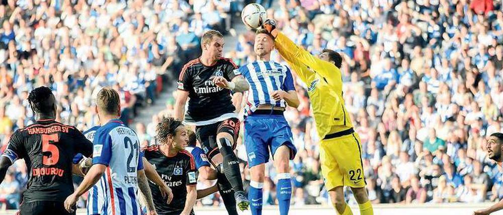 Vorteil Körpergröße. Für einen Mittelfeldspieler ist Jens Hegeler (Mitte) vielen zu schlaksig. Als Verteidiger versteht er seine Größe mit Gewinn einzubringen. 