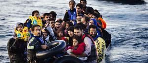 Die EU hofft, dass die Türkei die Flüchtlingszahlen (hier ein Boot bei der Ankunft auf Lesbos) begrenzen kann. 