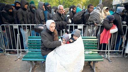 Stresstest. Neuankömmlinge warten teilweise wochenlang vor dem Landesamt für Gesundheit und Soziales in Moabit. 