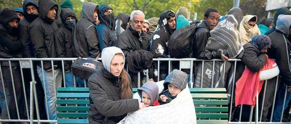 Stresstest. Neuankömmlinge warten teilweise wochenlang vor dem Landesamt für Gesundheit und Soziales in Moabit. 
