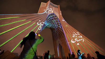 Der Azadi Turm in Teheran, beleuchtet mit einer Lichtinstallation des deutschen Künstlers Philipp Geist.