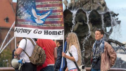 Wenn es um Amerika geht, kann man in Deutschland links und rechts durchaus verwechseln. Dies hier sind keine Anti-TTIP-Demonstranten, sondern extreme Rechte. 