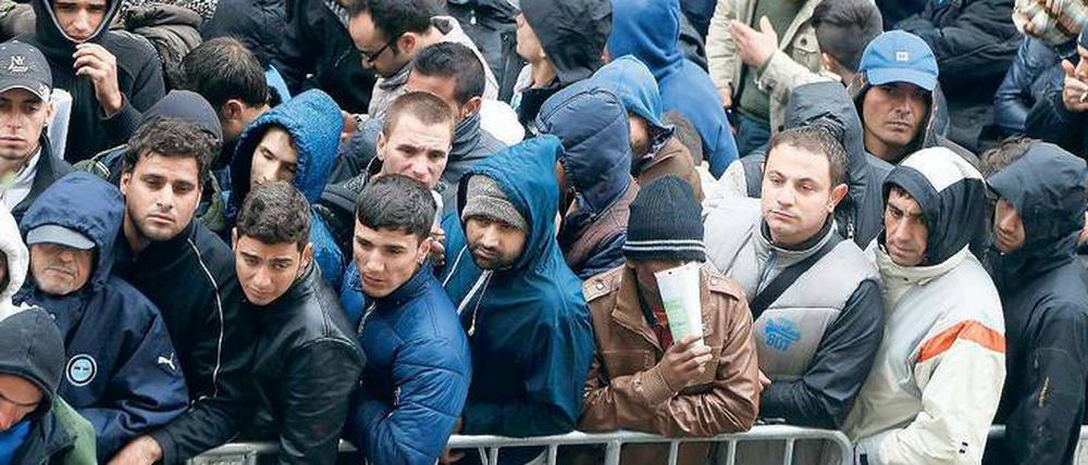 Andrang riesig, Aussichten winzig. An Werktagen stehen in der Regel rund 2000 Flüchtlinge auf dem Lageso-Gelände an. 