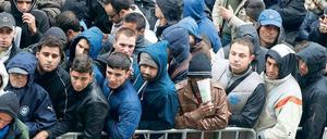 Andrang riesig, Aussichten winzig. An Werktagen stehen in der Regel rund 2000 Flüchtlinge auf dem Lageso-Gelände an. 