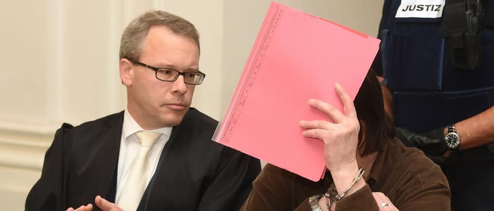 Der Angeklagte (r) im Mordprozess der Antonella B. wartet am 06.10.2015 in einen Verhandlungssaal des Landgerichts Karlsruhe (Baden-Württemberg) zusammen mit seinem Anwalt Alexander Kist auf den Beginn der Verhandlung. Knapp drei Jahrzehnte nach dem gewaltsamen Tod einer jungen Italienerin steht er wegen Mordes vor dem Gericht.