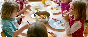 Gutes Essen und Sport von der Kita an können ärmeren und bildungsfernen Schichten helfen, sagt Dietrich Garlichs. Diese Kinder essen Kaiserschmarrn mit Apfelmuß.