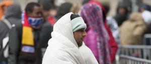 Vor dem Landesamt für Gesundheit und Soziales (LaGeSo) in Berlin warten Flüchtlinge in der Kälte auf die Registrierung.