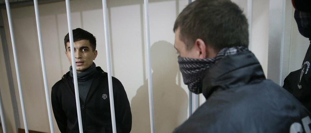Einer der verhafteten Tschetschenen steht vor dem Haftrichter. Er soll laut dem russischen Geheimdienst FSB einen Terroranschlag in Moskau geplant haben.